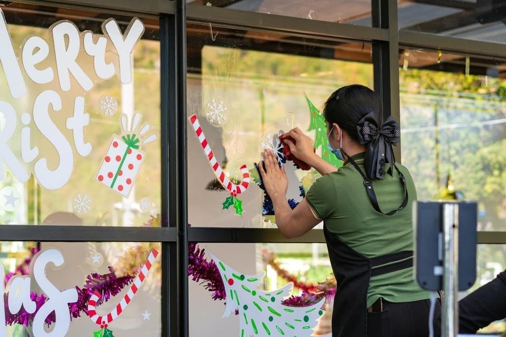 Cómo crear un ambiente navideño con rótulos y vinilos