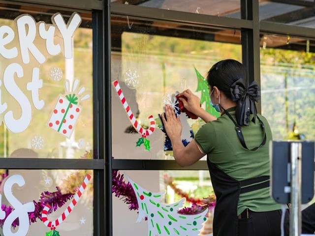 Cómo crear un ambiente navideño con rótulos y vinilos